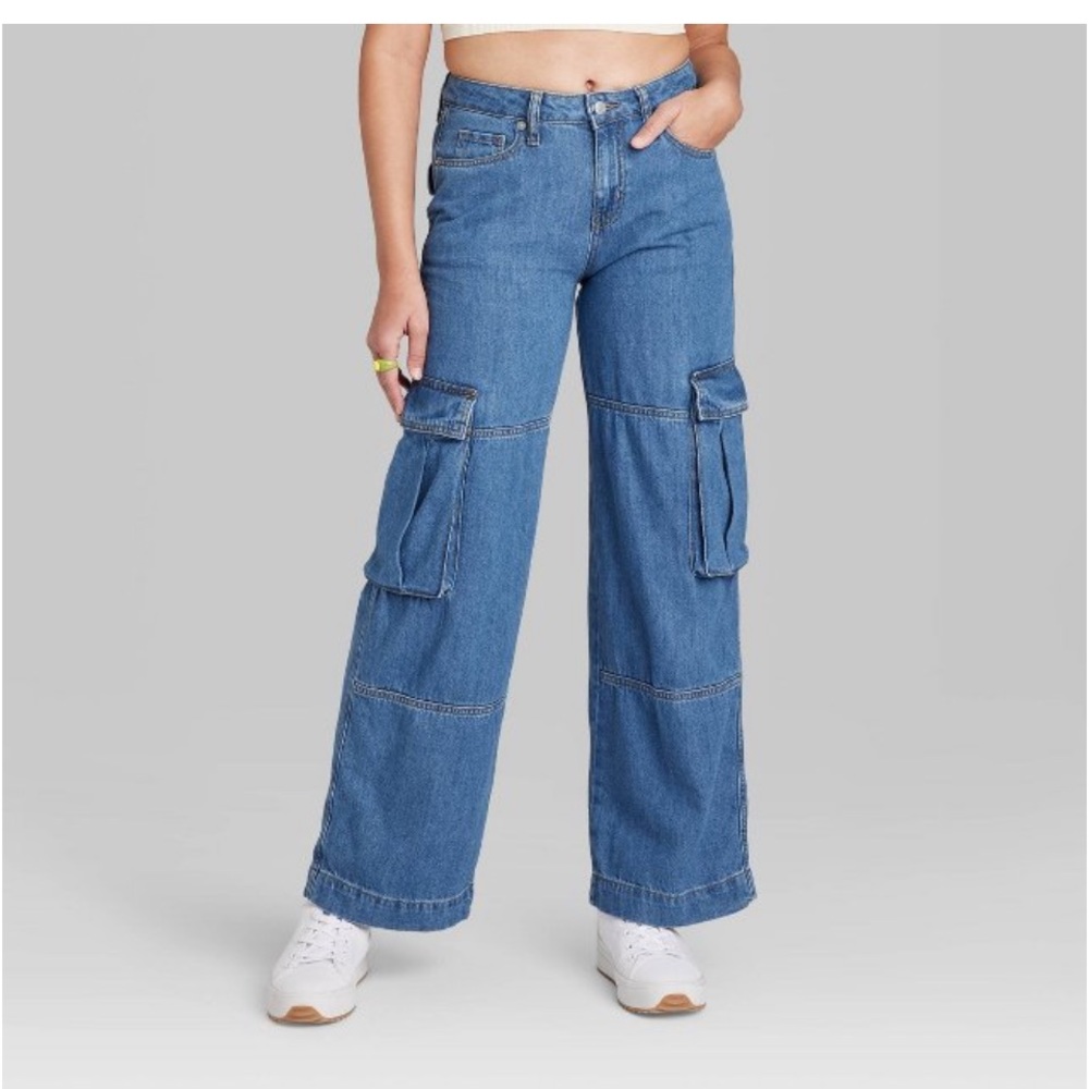 NWT - Women’s  Mid-Rise Denim Cargo Pants.    size 6.          color medium wash